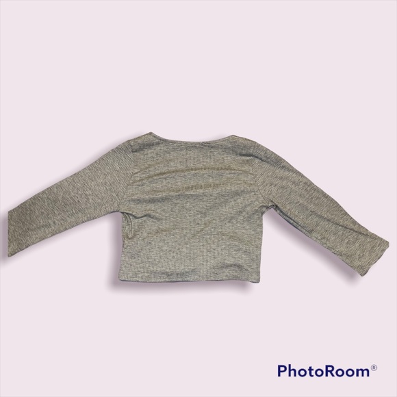 Color:Light grey, stretchy material, sleeves go down near elbow area depending - Picture 3 of 5